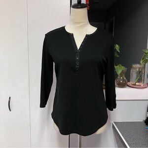 DC ‘s Button detailed Vintage black top with 3/4 sleeves in 💯 Cotton. Size m